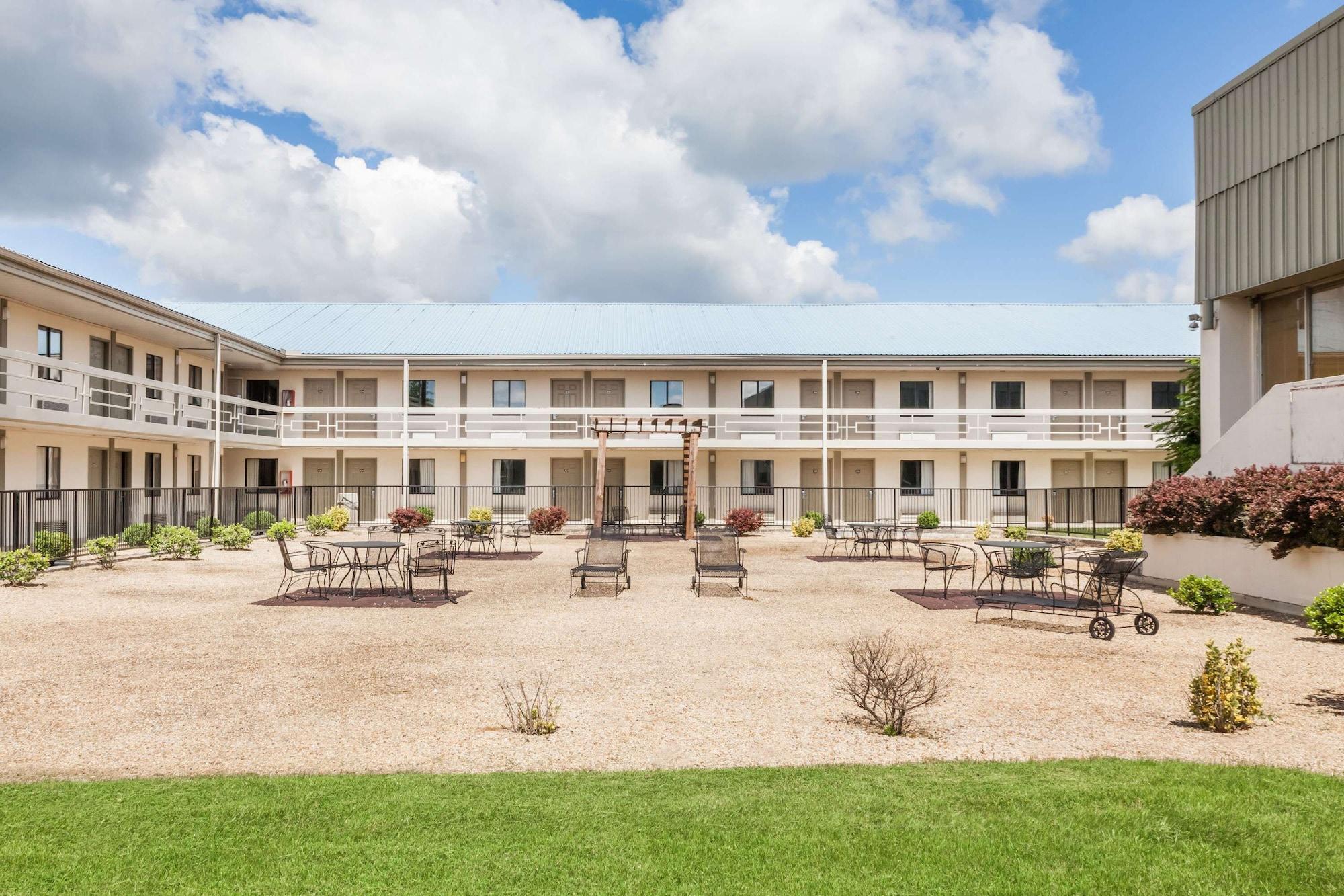Vista Exterior Super 8 by Wyndham Monteagle TN