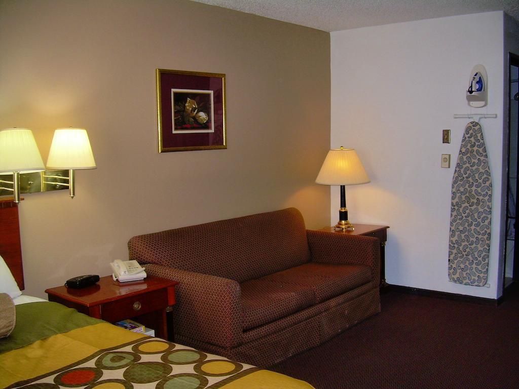 Vista Exterior Super 8 By Wyndham Milwaukee Airport