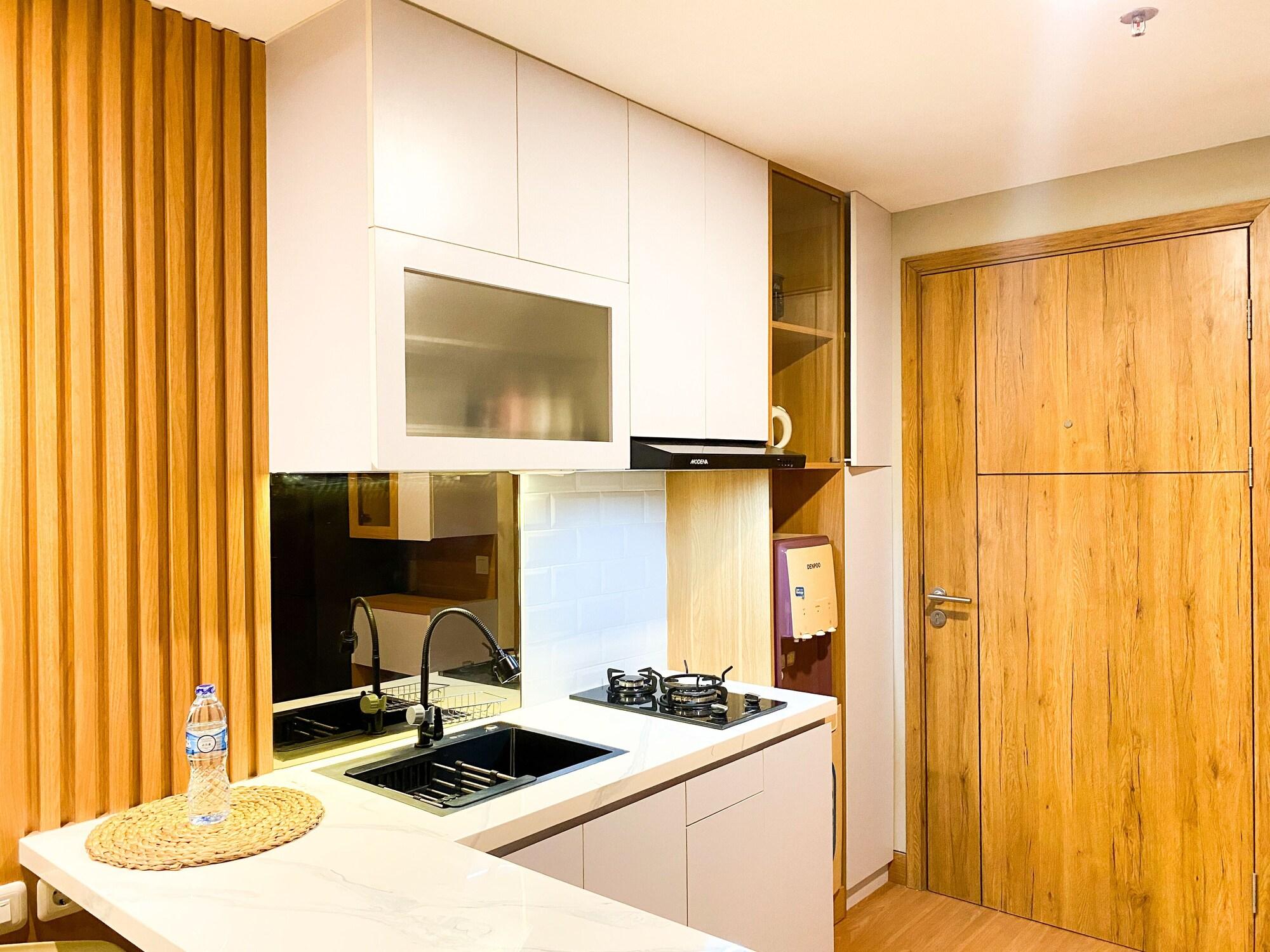 Equipamiento de Habitación Comfy and Modern Look 1BR LRT City Jatibening Apartment