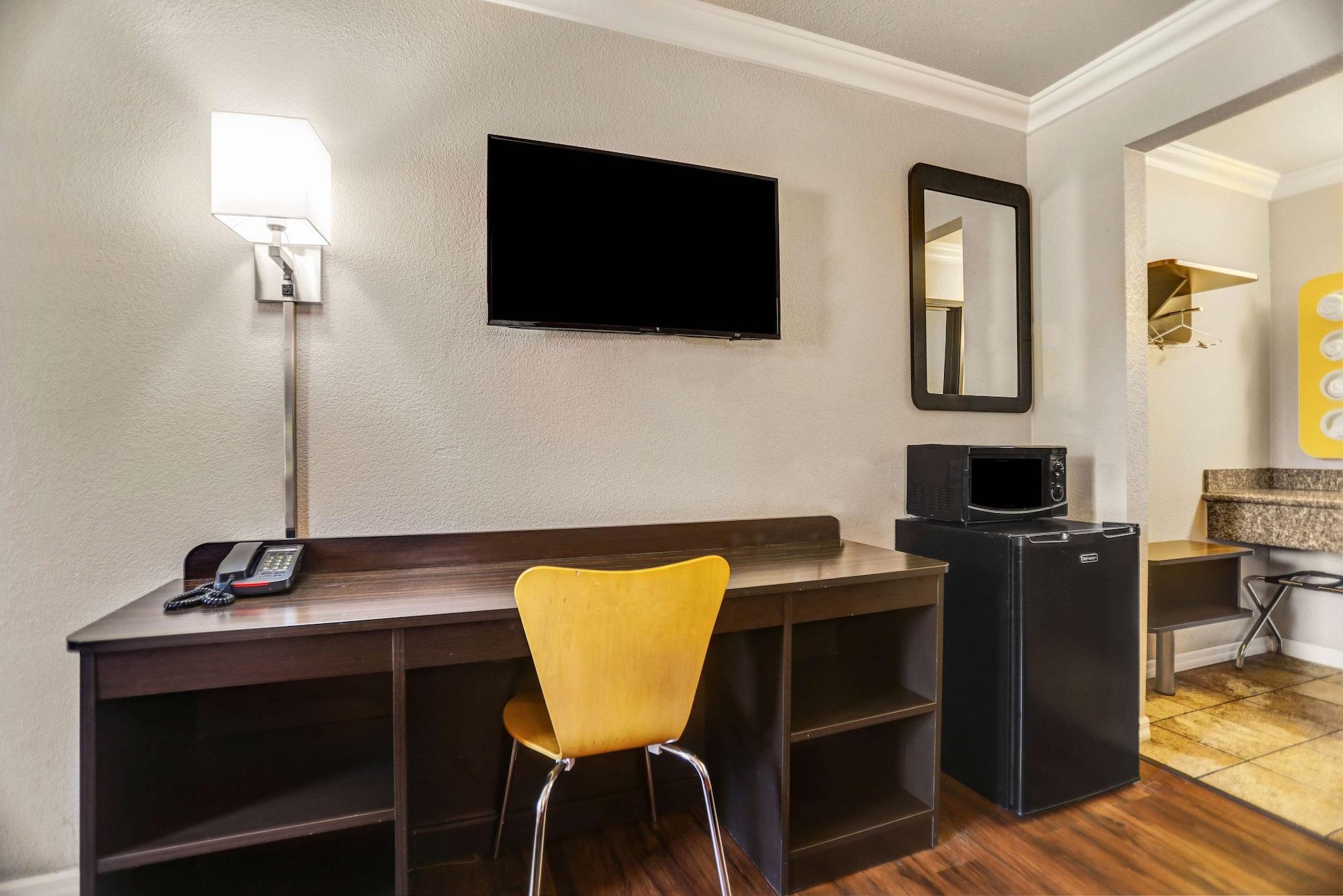 Set de Habitación Motel 6 Fresno, CA - Belmont Ave