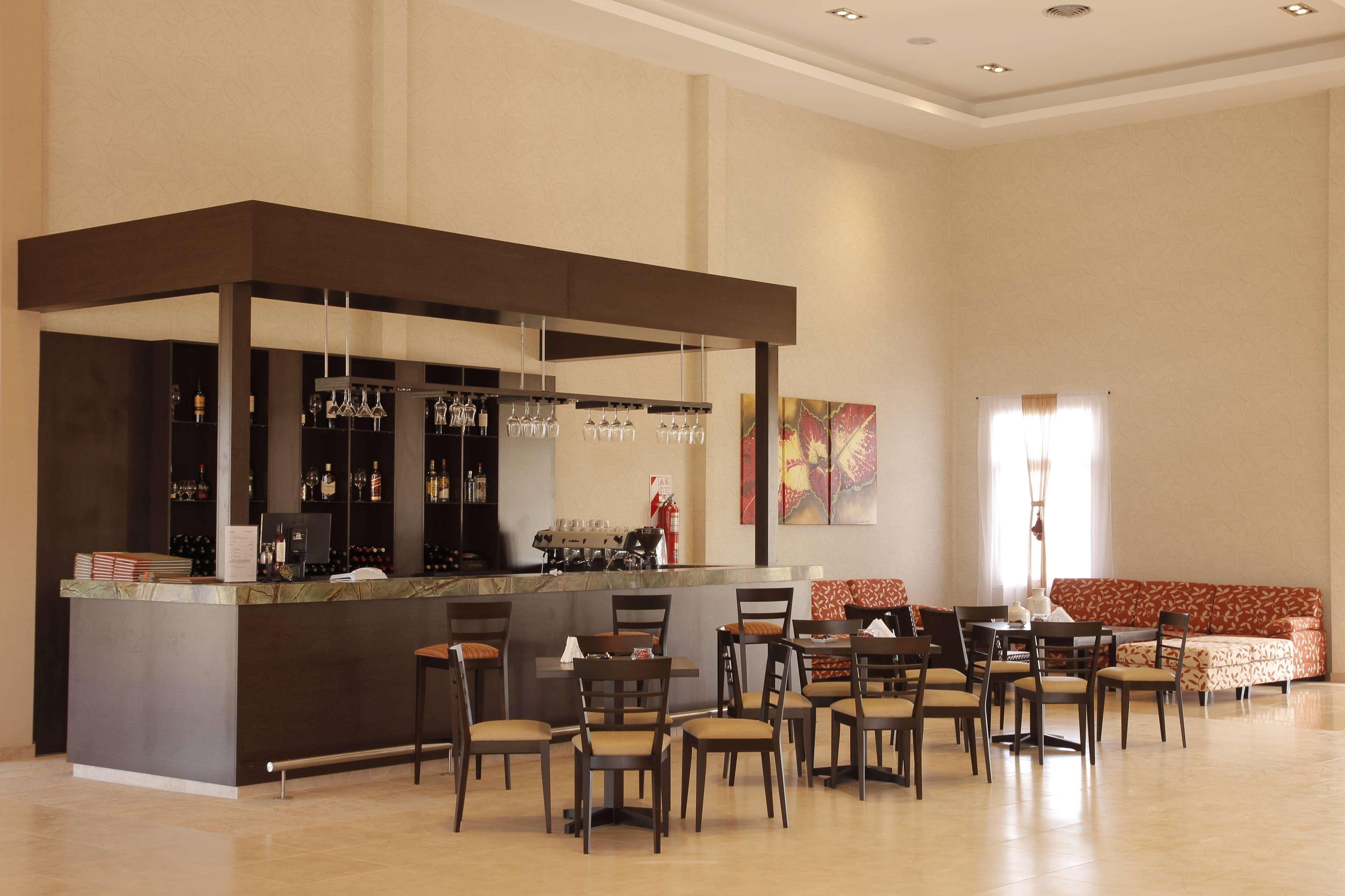 Bar/Salón Howard Johnson By Wyndham Funes