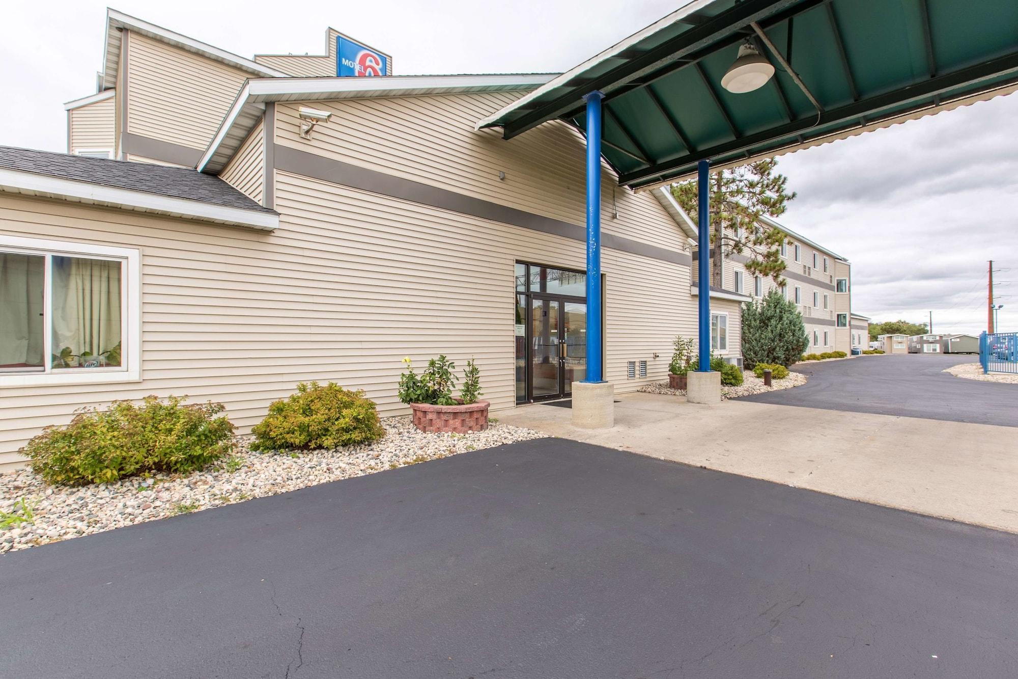 Vista Exterior Motel 6 Baraboo, WI - Lake Delton
