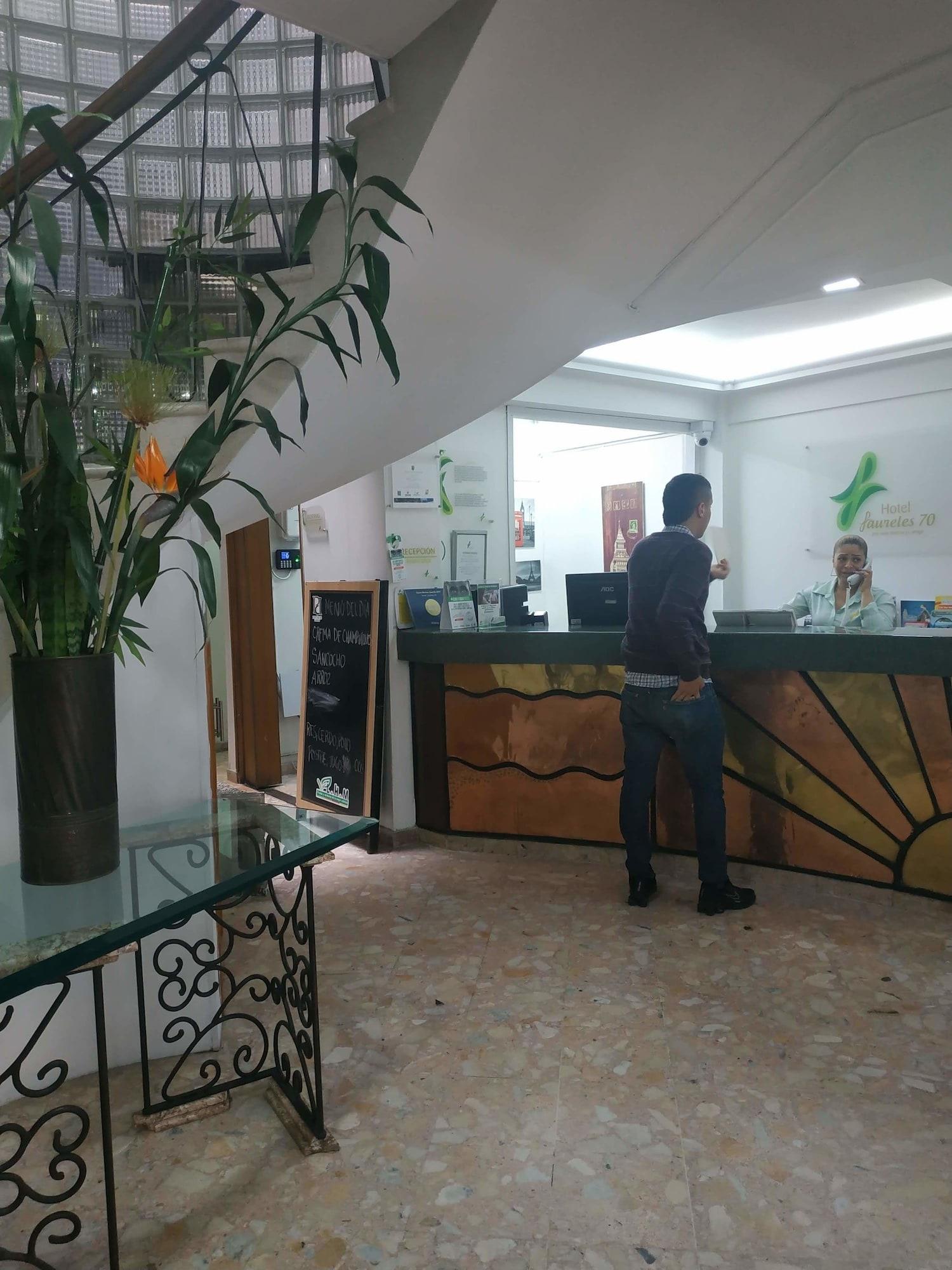 Vista Lobby Hotel Laureles 70