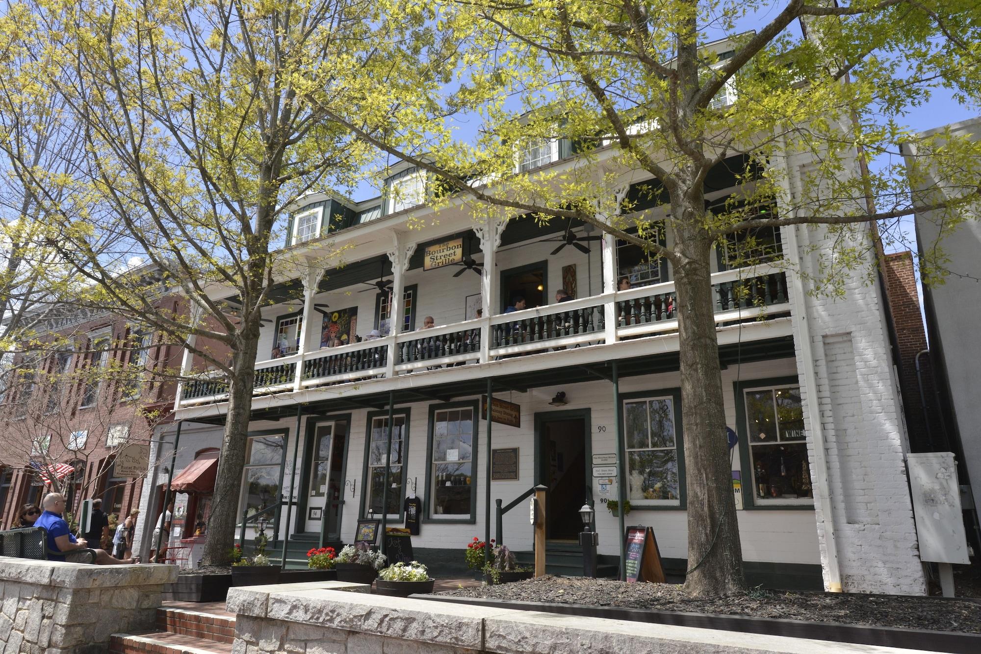 Varios Hall House Hotel