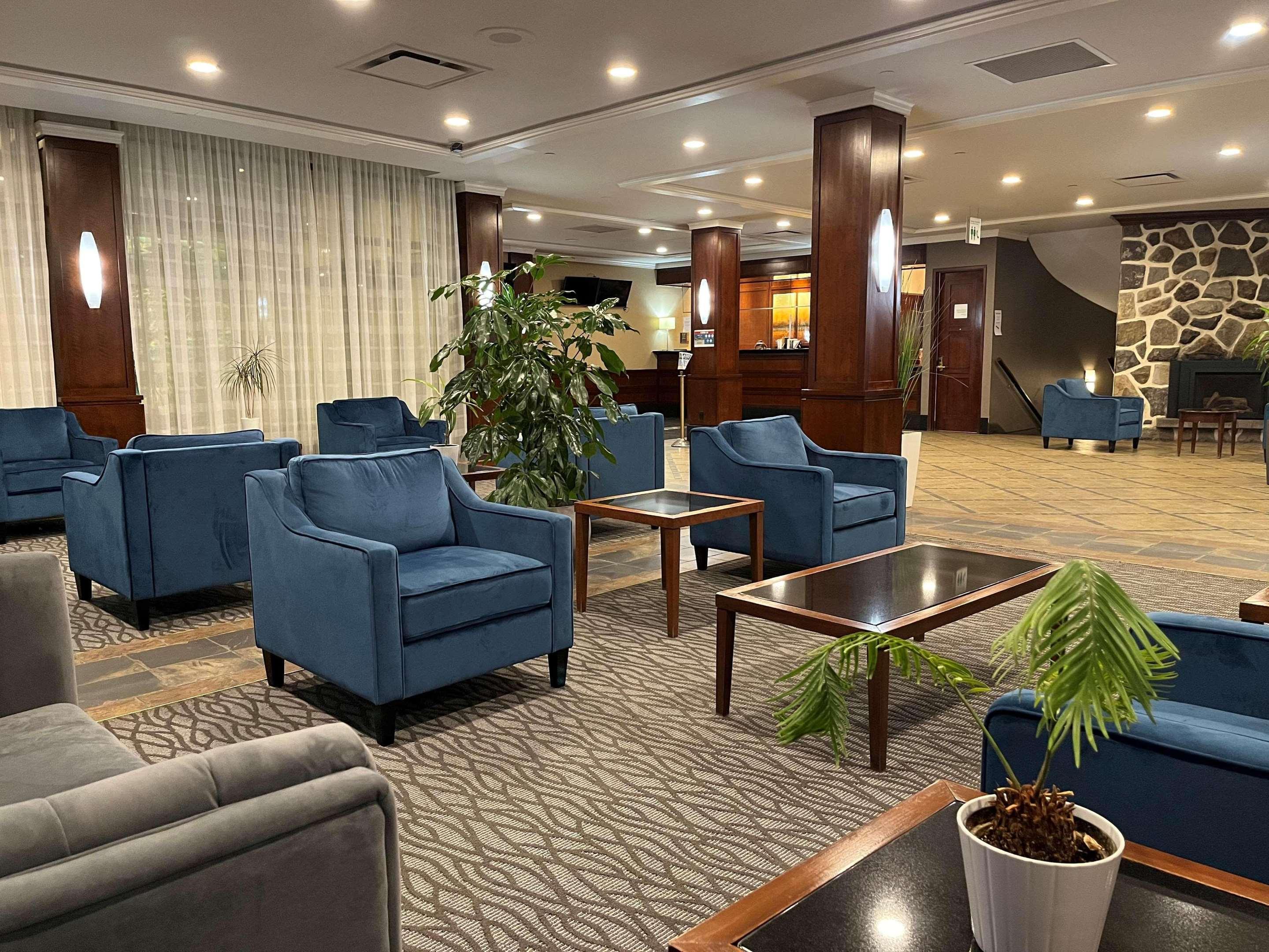 Vista Lobby Radisson Hotel Montreal Airport