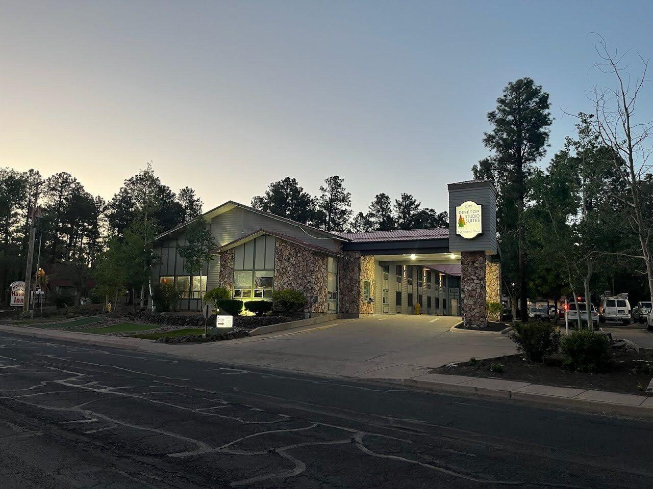 Vista Exterior Pinetop Studio Suites