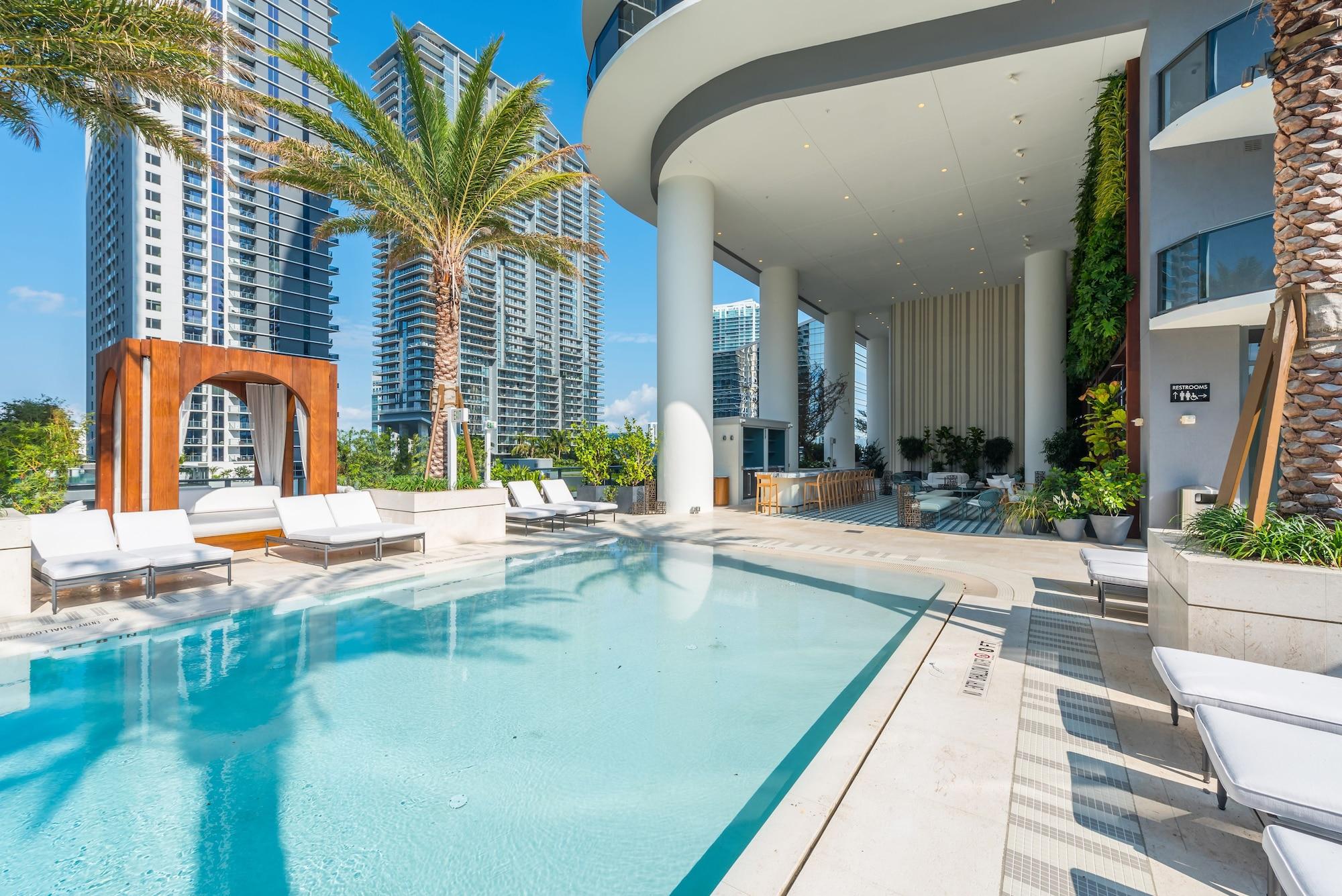 Vista Piscina SLS LUX Brickell