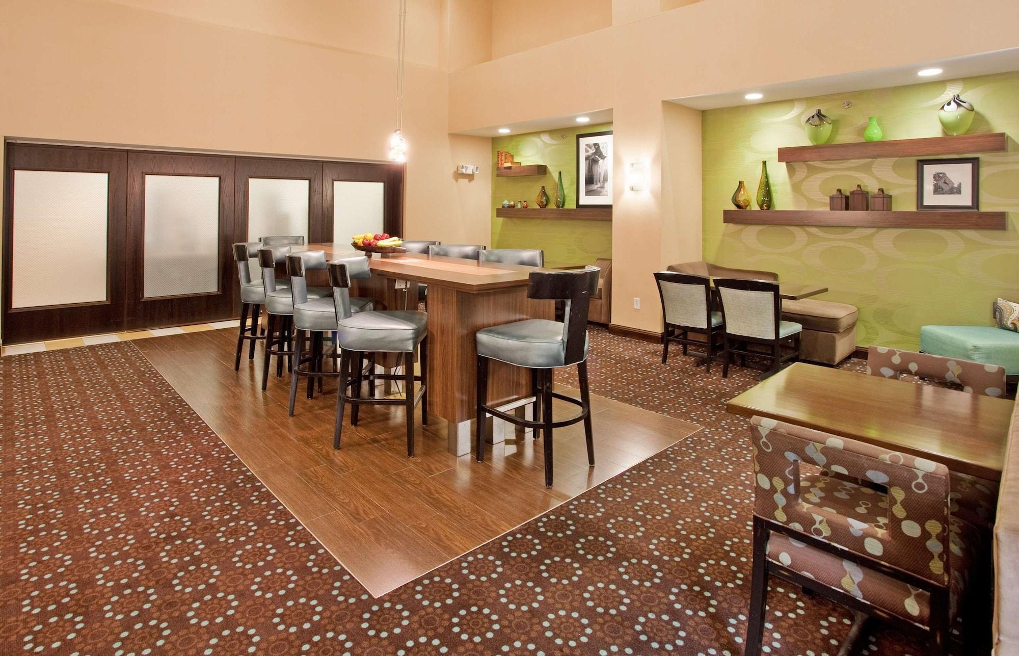 Vista Lobby Hampton Inn & Suites St. Cloud, MN