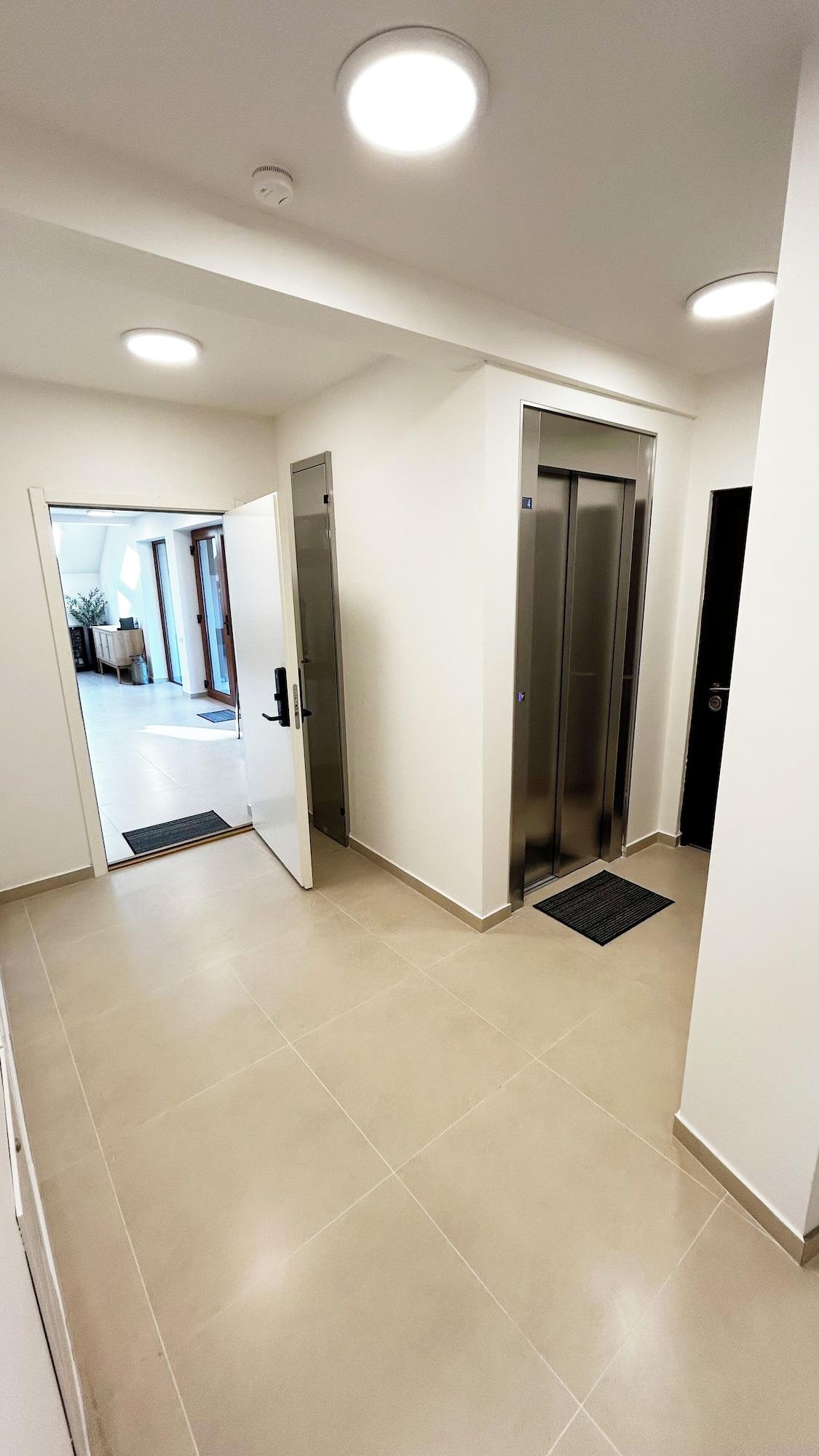 Vista Lobby Casa Damadian