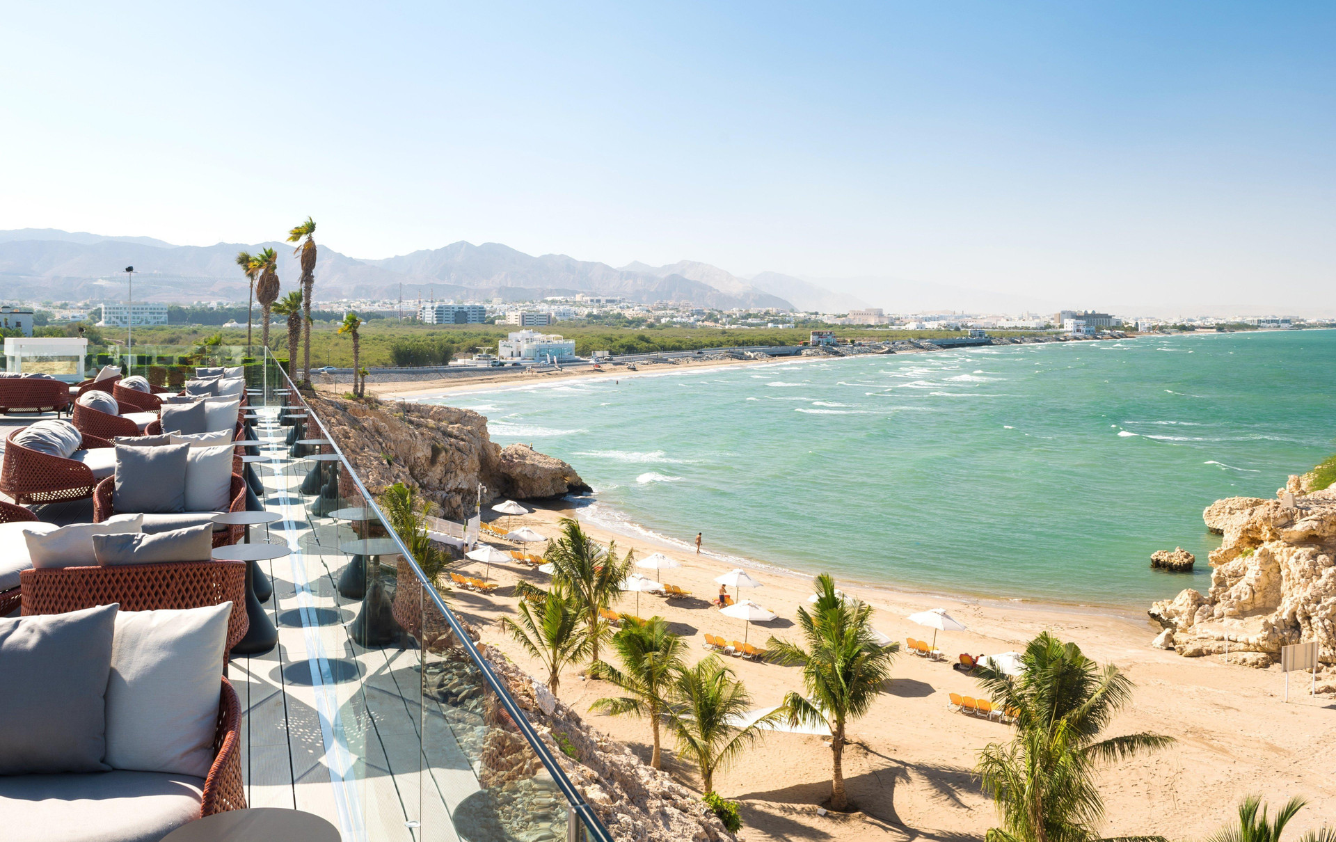 Vista Exterior Crowne Plaza Muscat by IHG