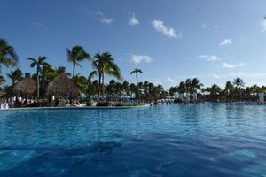 Alojamiento - Beachfront Resort with 30 pools and 17 bars & restaurants onsite