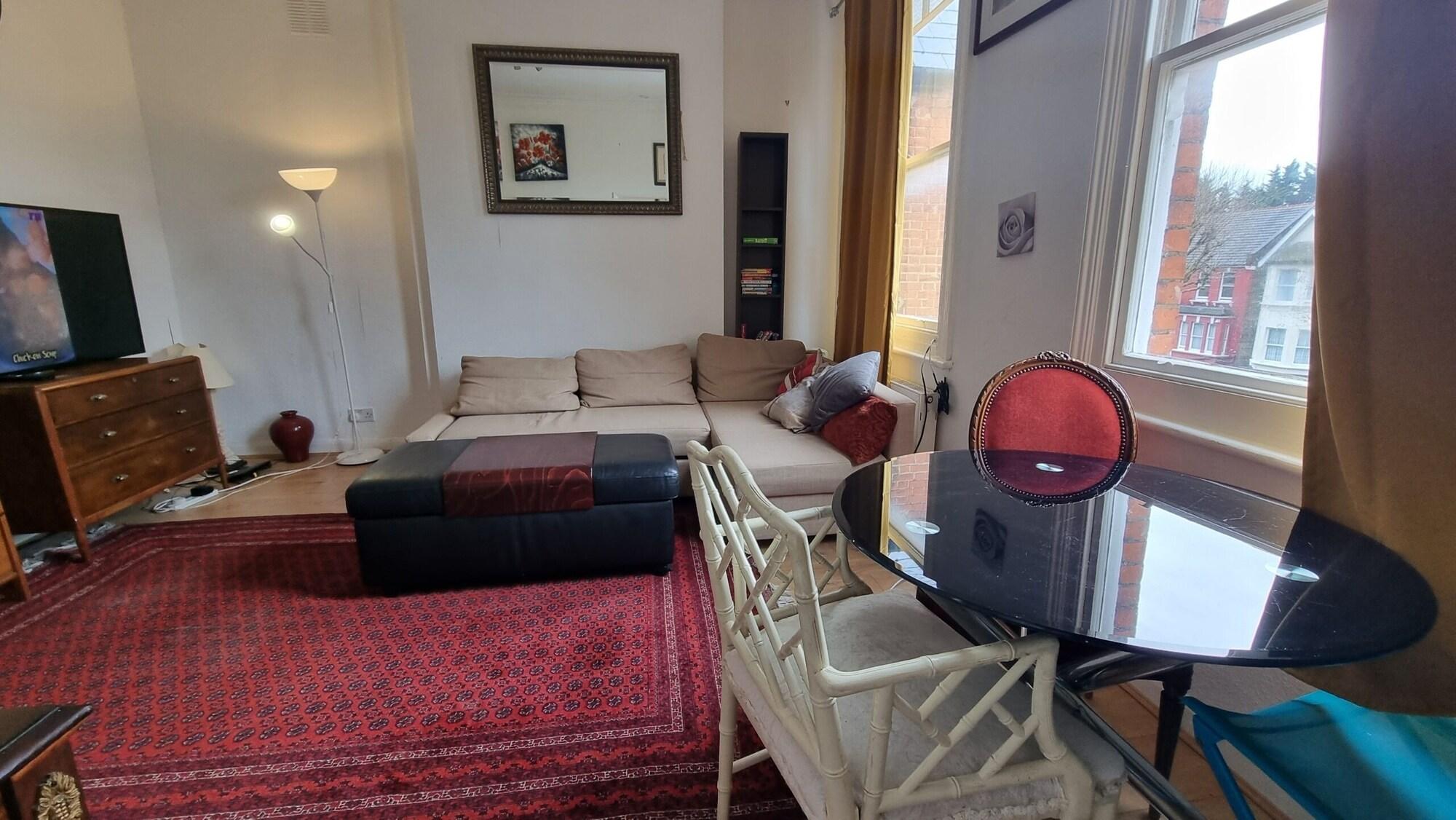 Bar/Salón Extra Large One Bedroom Flat With Parking