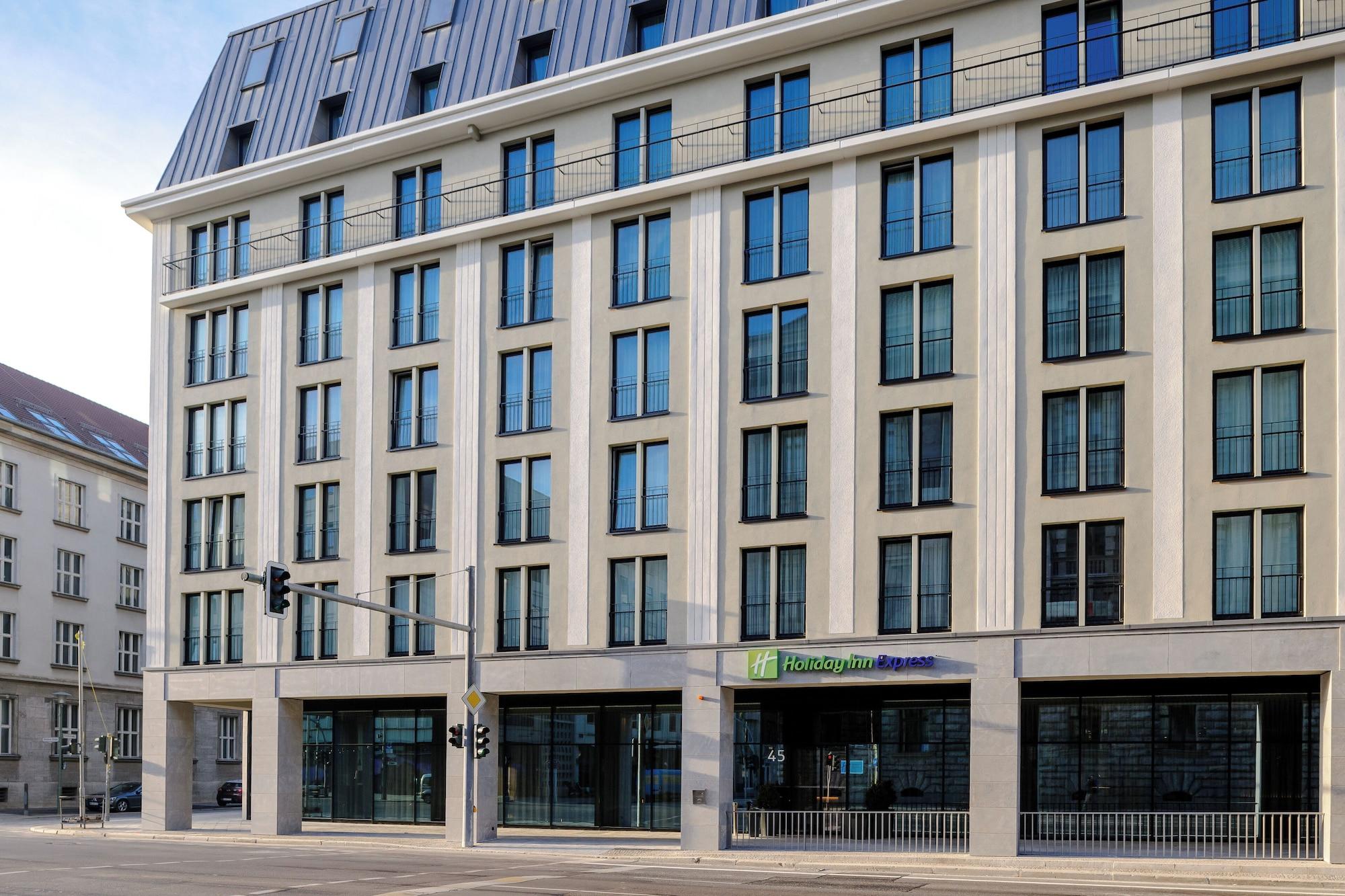 Varios Holiday Inn Express Berlin - Alexanderplatz by IHG