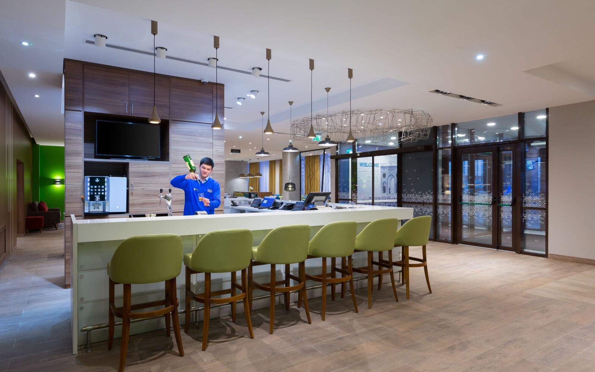 Bar/Salón Hampton by Hilton Astana Triumphal Arch