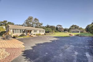 Alquiler Vacacional - Tranquil Swansea Retreat w/ Fire Pit & Grill!