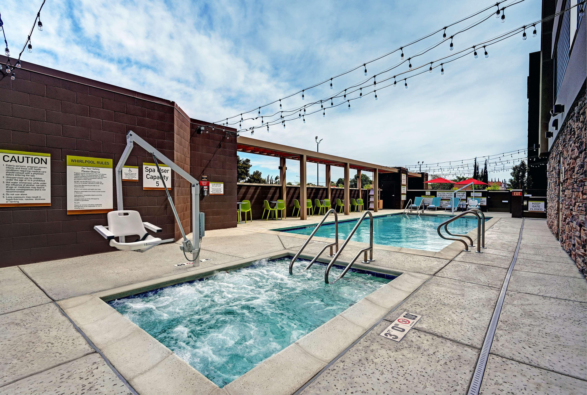 Vista Piscina Home2 Suites by Hilton Tracy, CA
