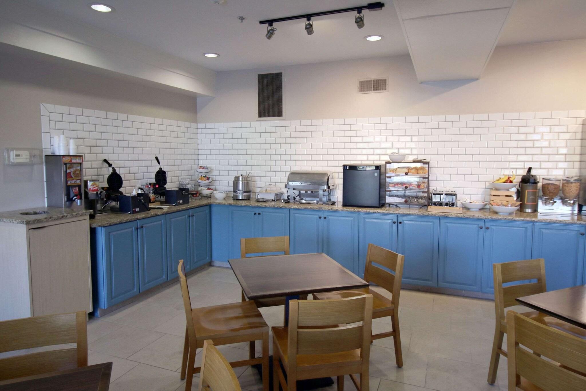 Restaurant Country Inn & Suites by Radisson, Council Bluffs, IA