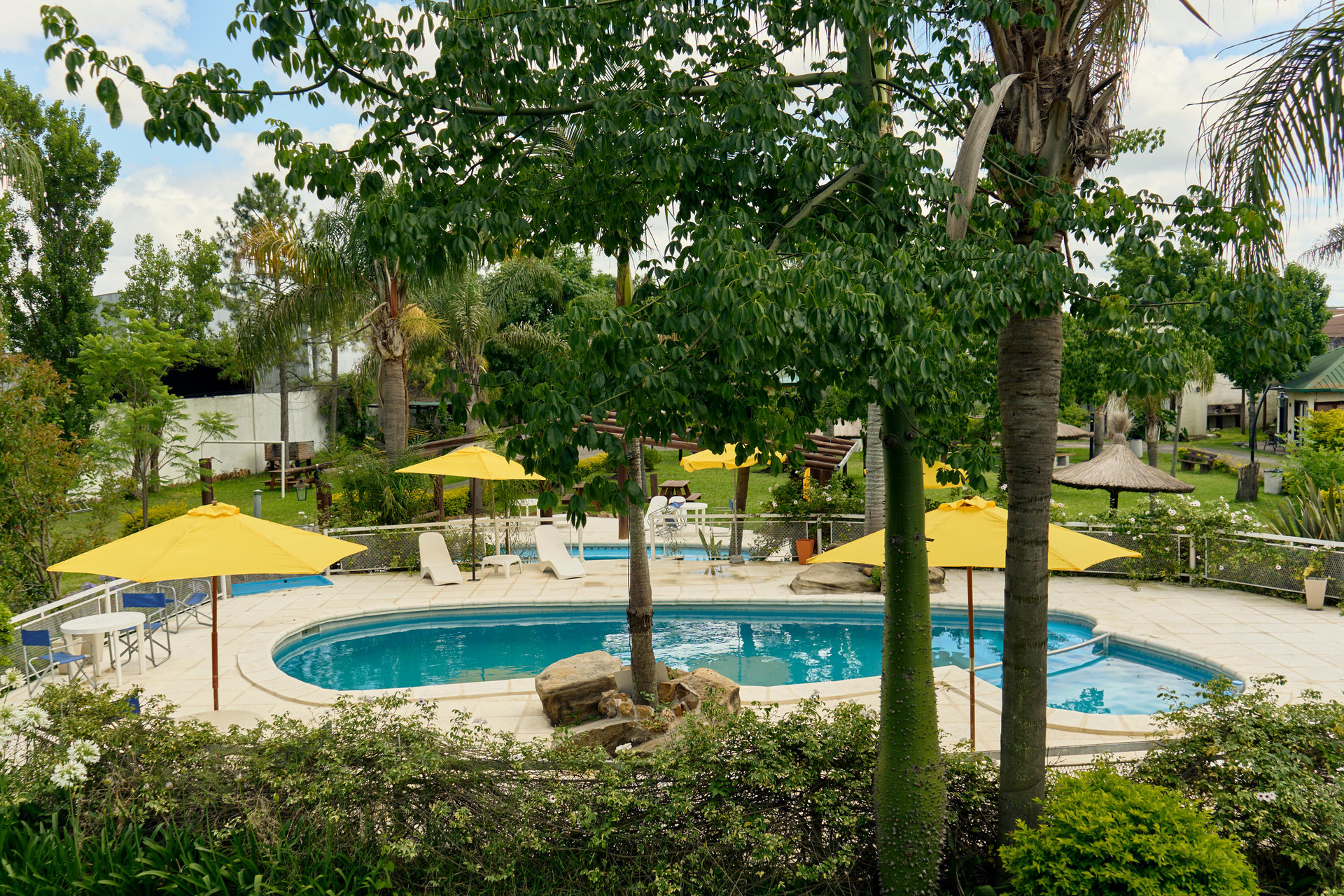 Vista Piscina Aires del campo cabañas y hotel
