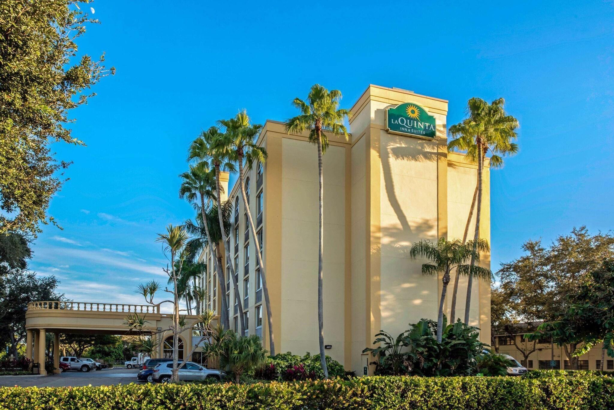 Vista Exterior La Quinta Inn & Suites by Wyndham West Palm Beach Airport