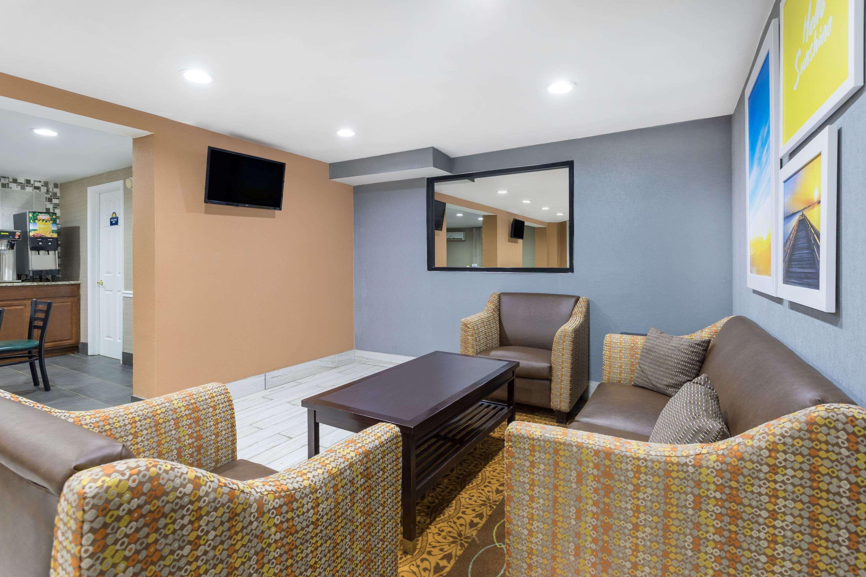 Vista Lobby Days Inn by Wyndham Newberry