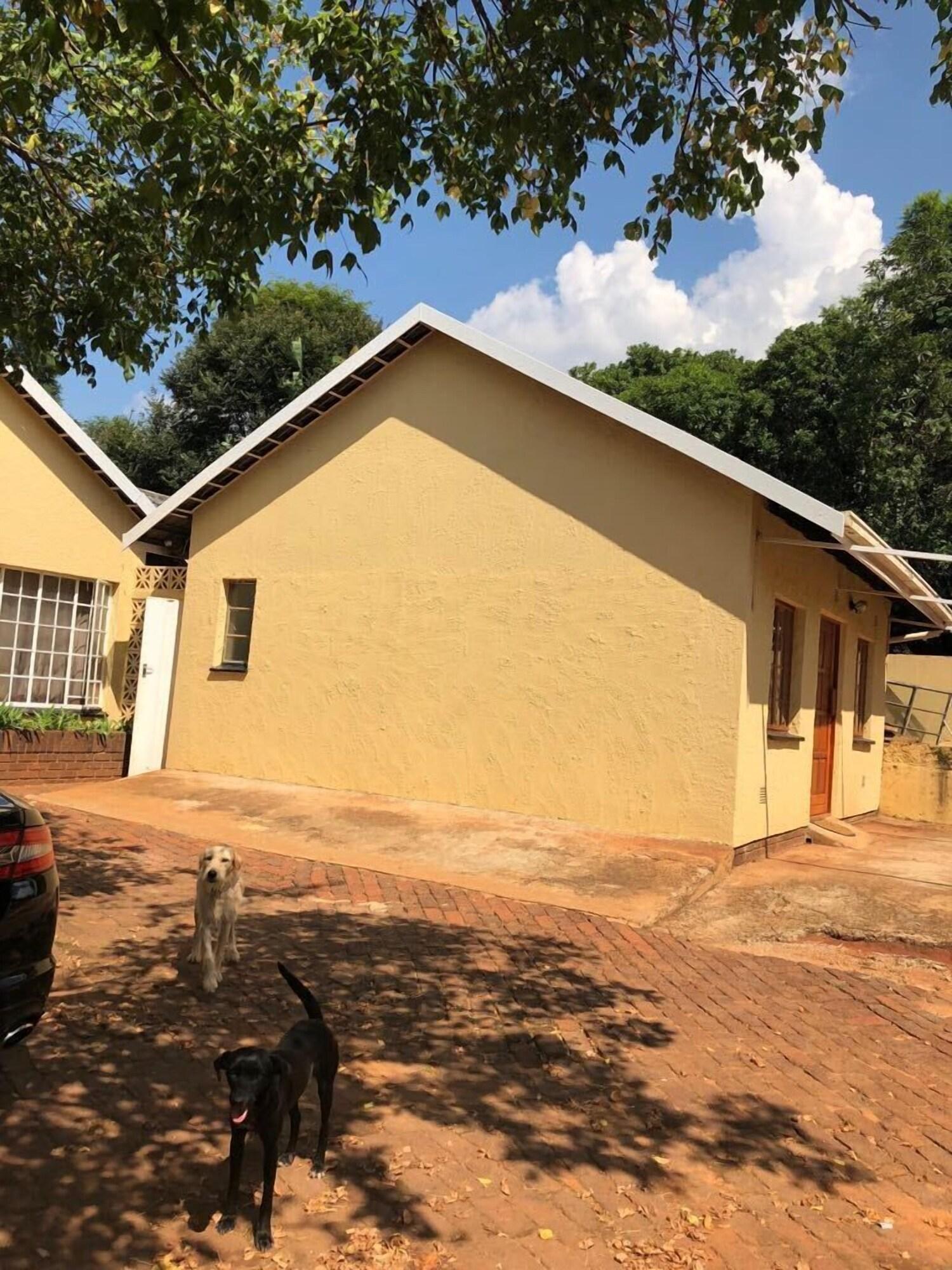 Vista Exterior Khuvena Guest House