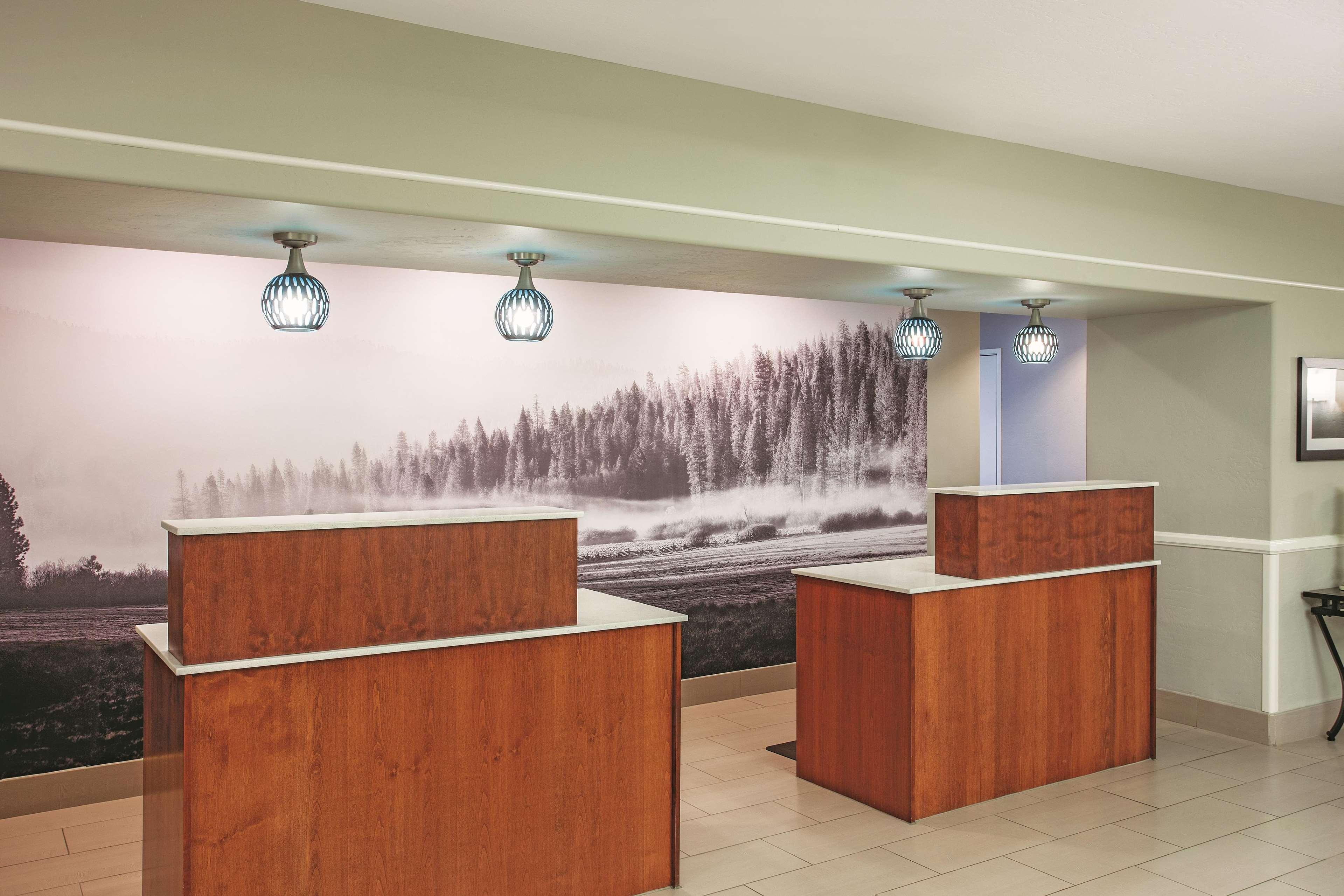 Vista Lobby La Quinta Inn & Suites by Wyndham Bakersfield North