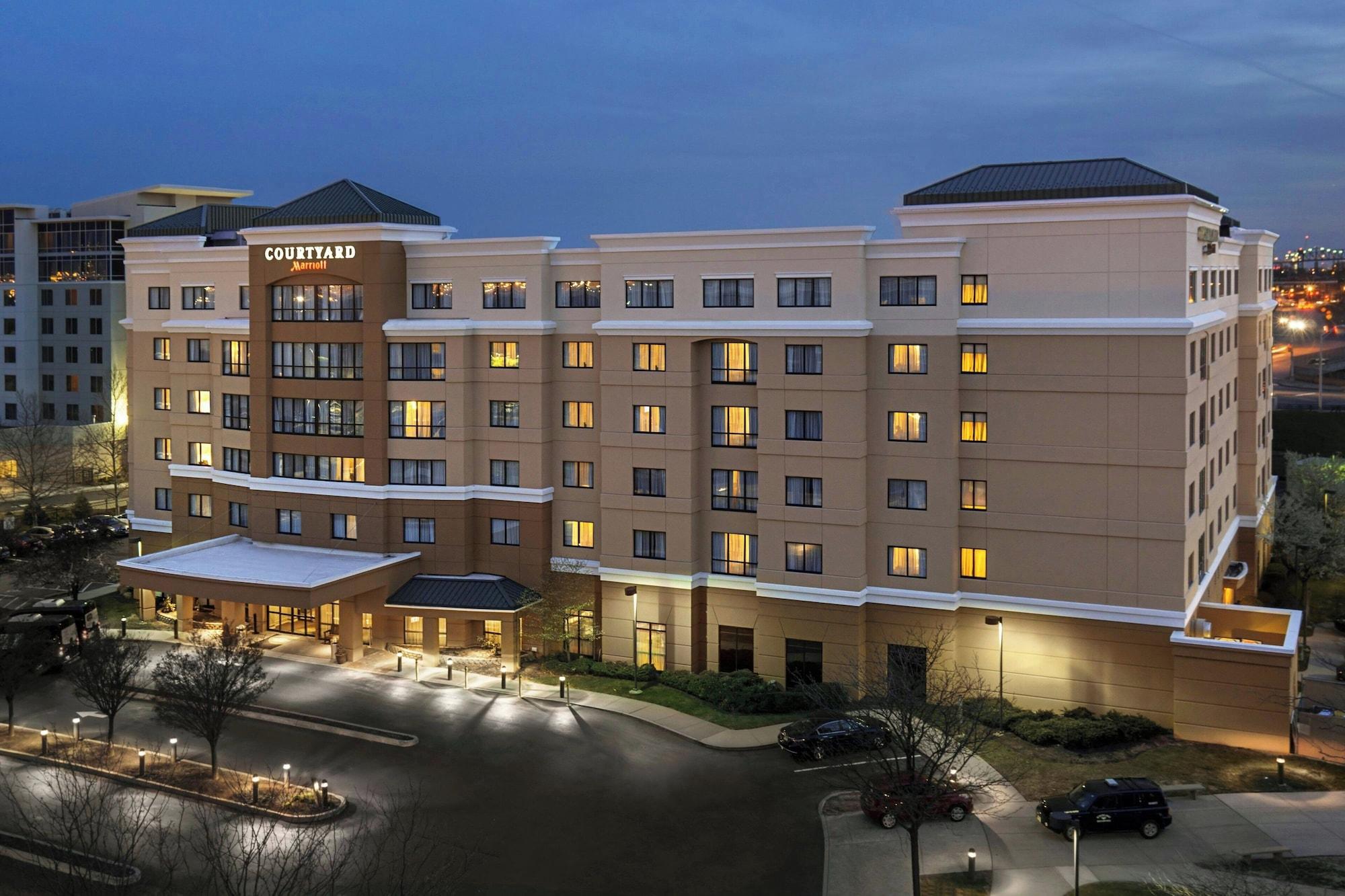 Varios Courtyard by Marriott Newark Elizabeth