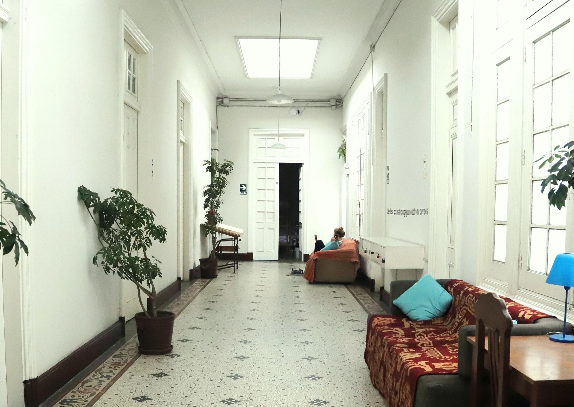 Varios 1900 Hostel
