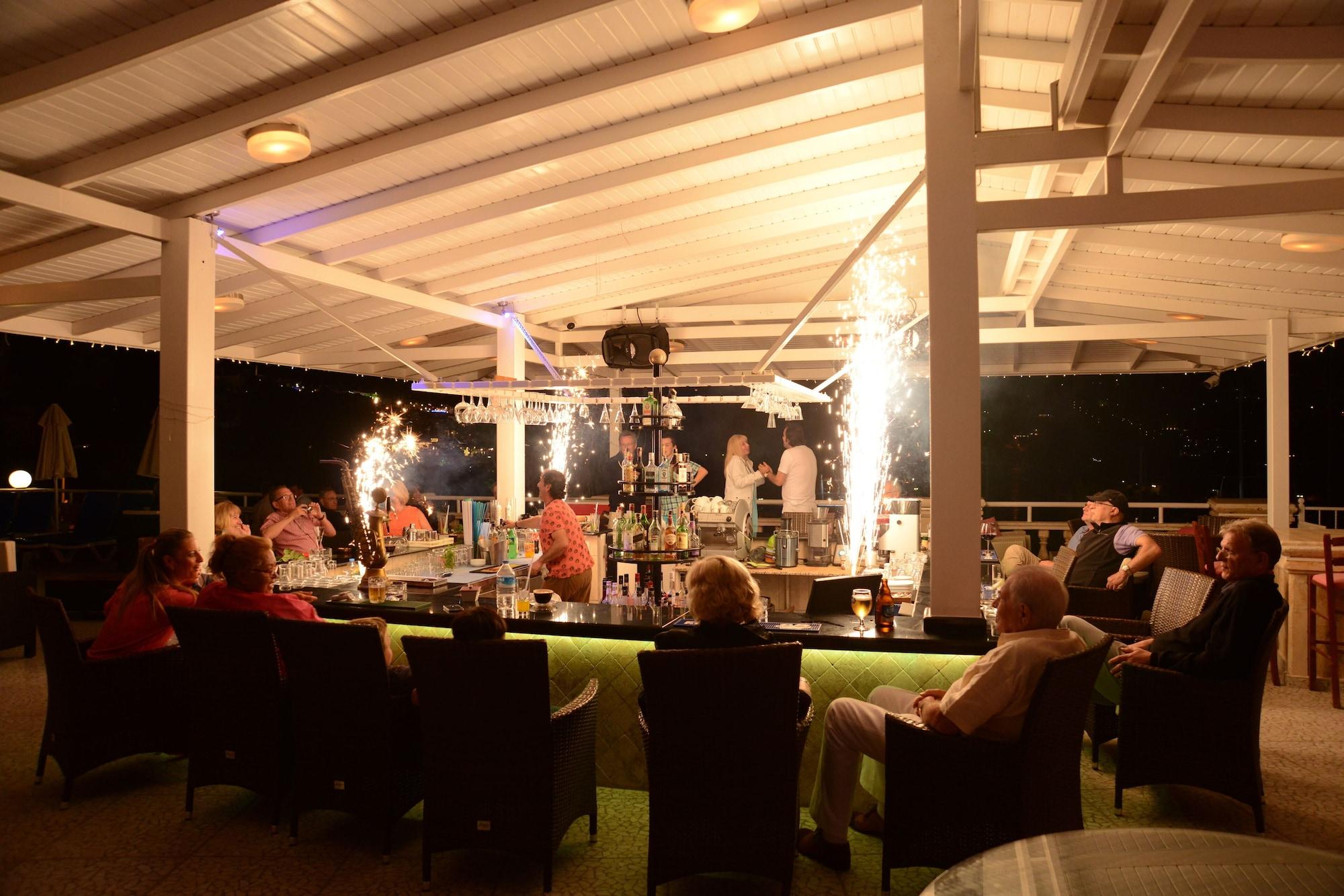 Bar/Salón Hotel Pirat