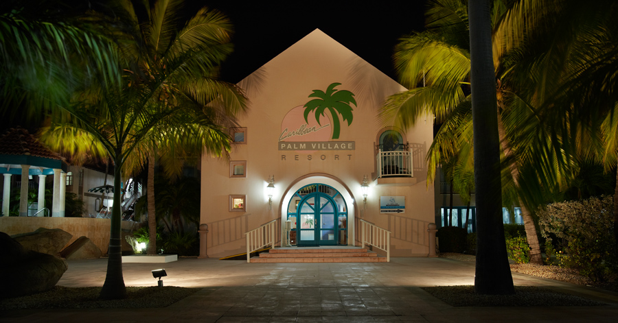 Vista da fachada Caribbean Palm Village Resort