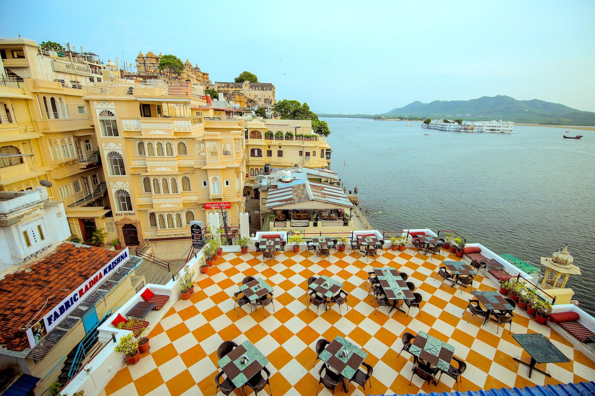 Vista Exterior Hotal Devraj Niwas on Lake Pichola Udaipur