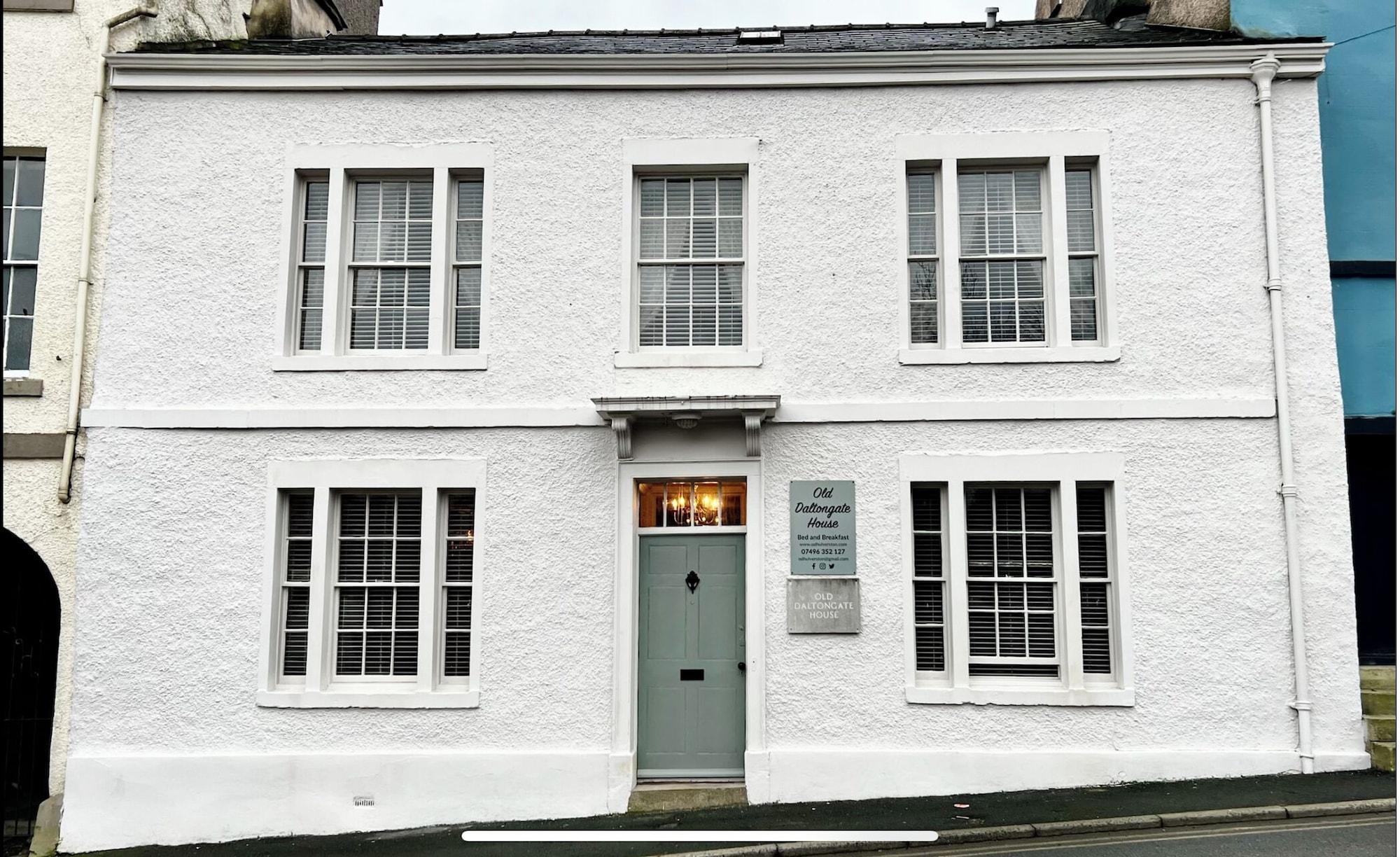 Varios Old Daltongate House