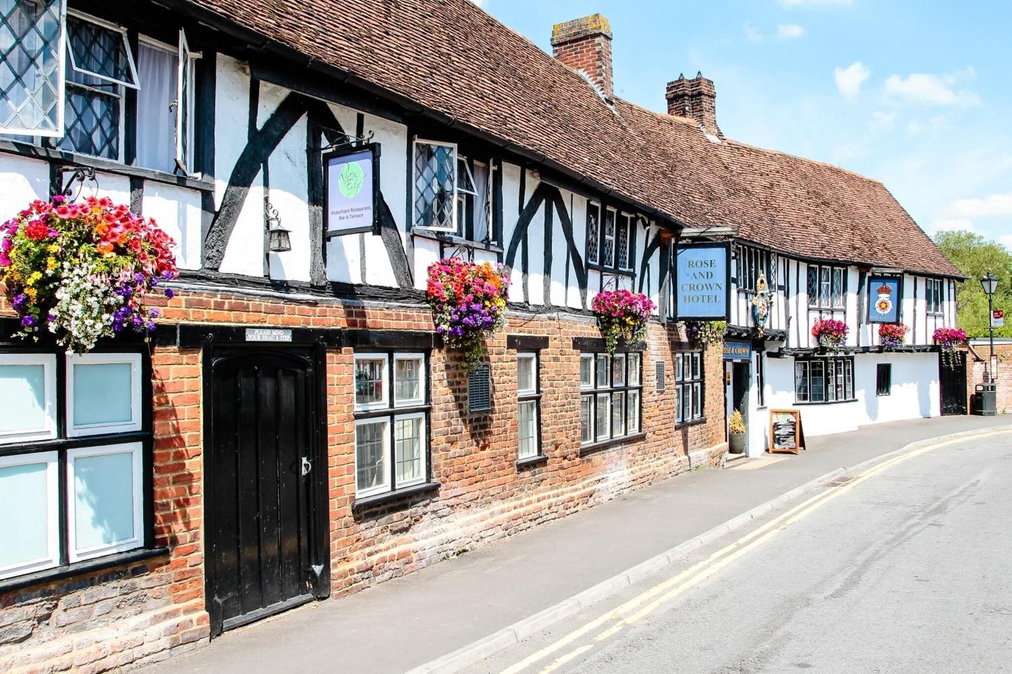 Vista Exterior Legacy Rose and Crown Hotel
