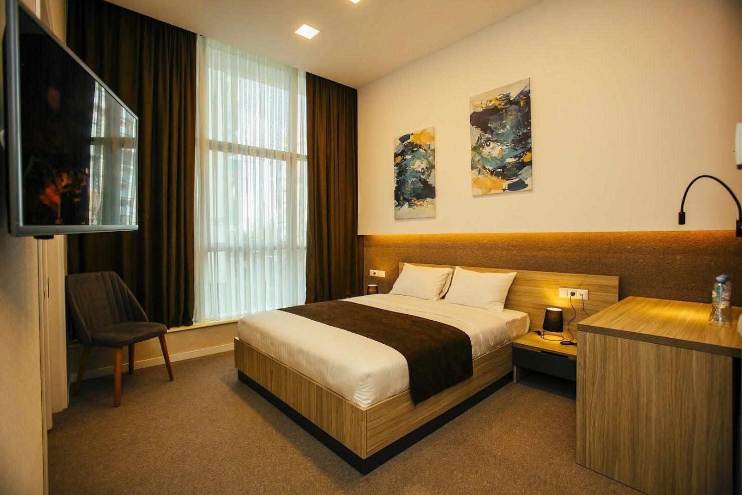 Varios Hotel West