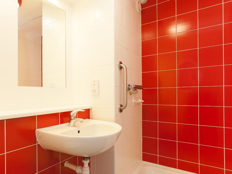 Baño Travelodge Liverpool Stonedale Park