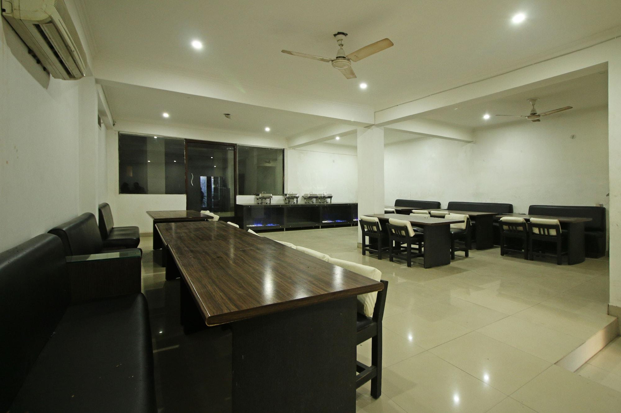 Restaurant OYO 8095 Hotel Taj Castle