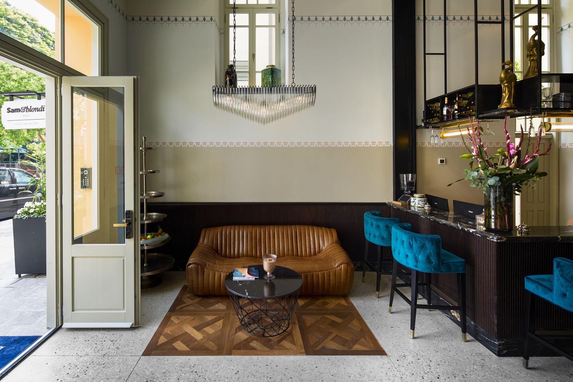 Vista Lobby Sam & Blondi