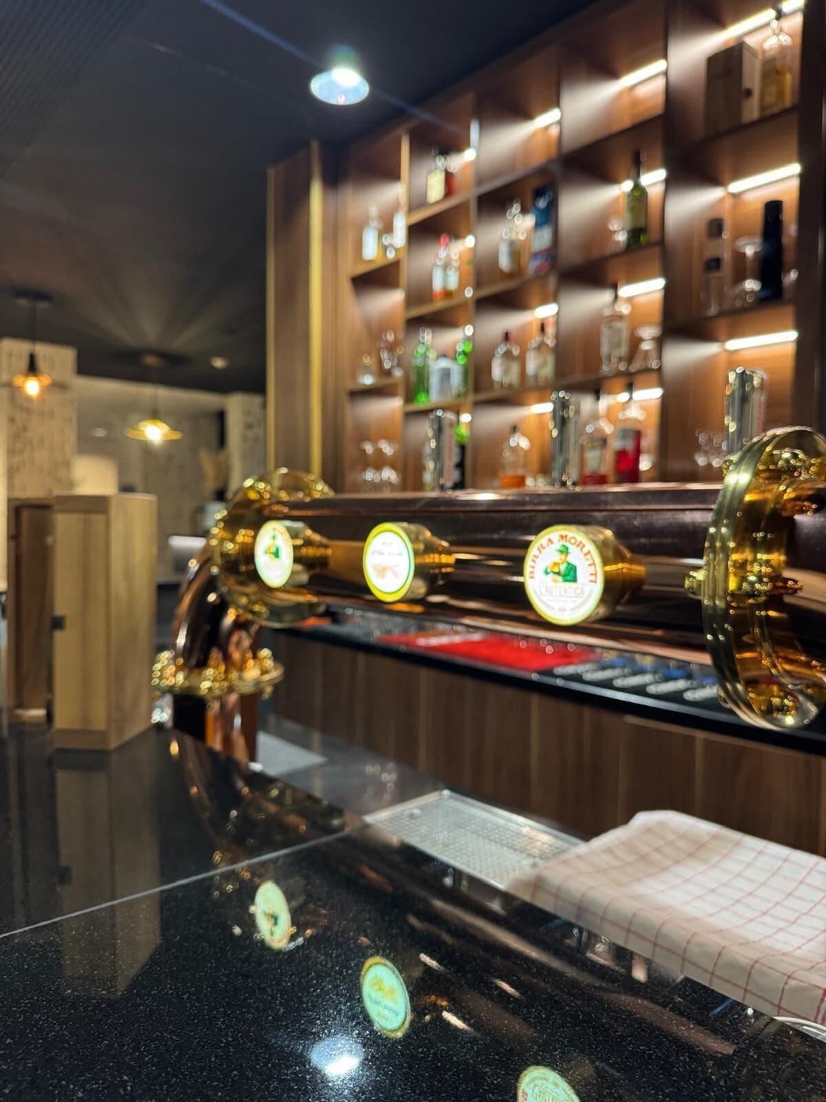 Bar/Salón Neuchatel City Hotel