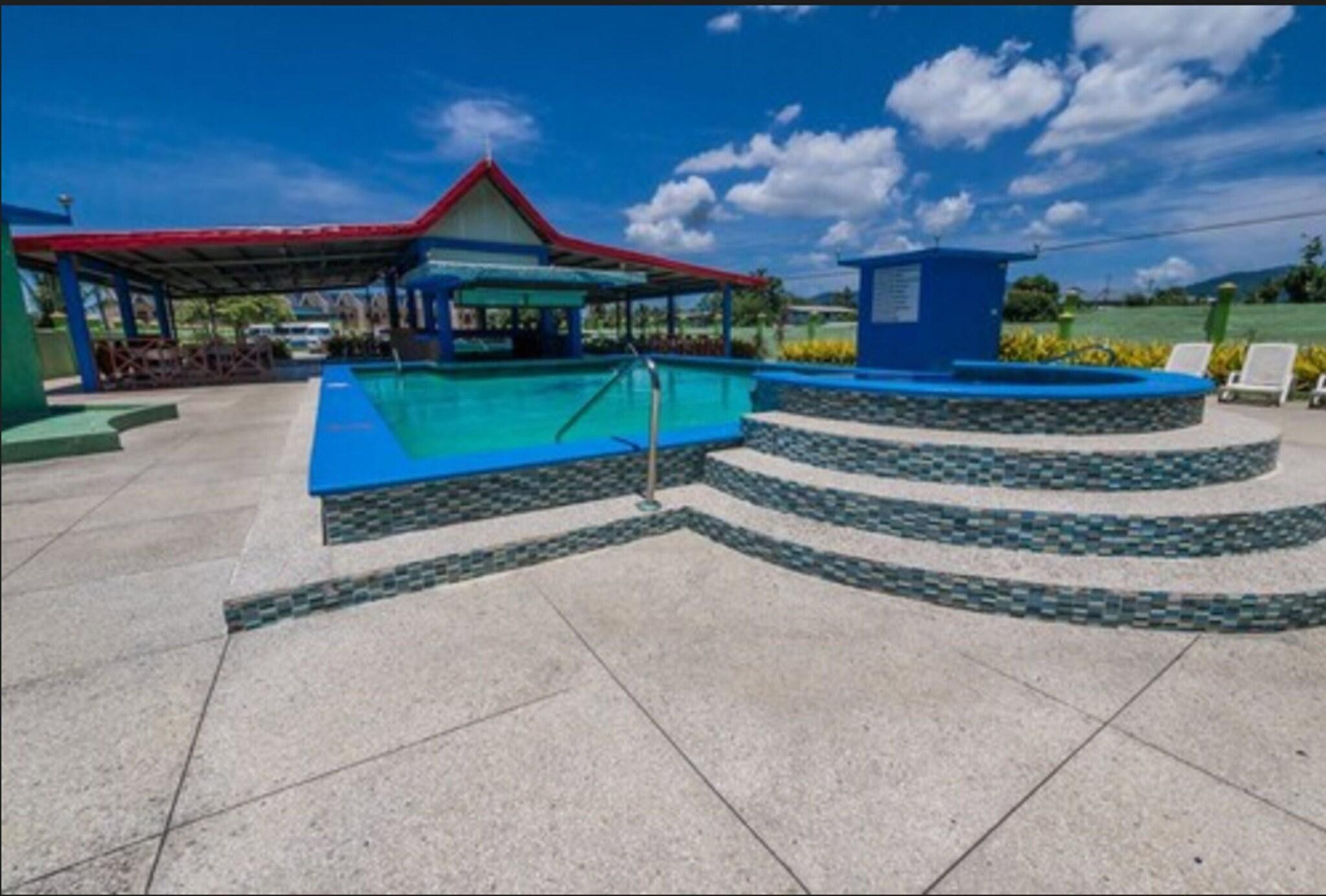 Vista Piscina Airport Suites Hotel