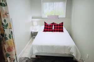 Alquiler Vacacional - Entire lower level in a private home with walkout fenced yard.