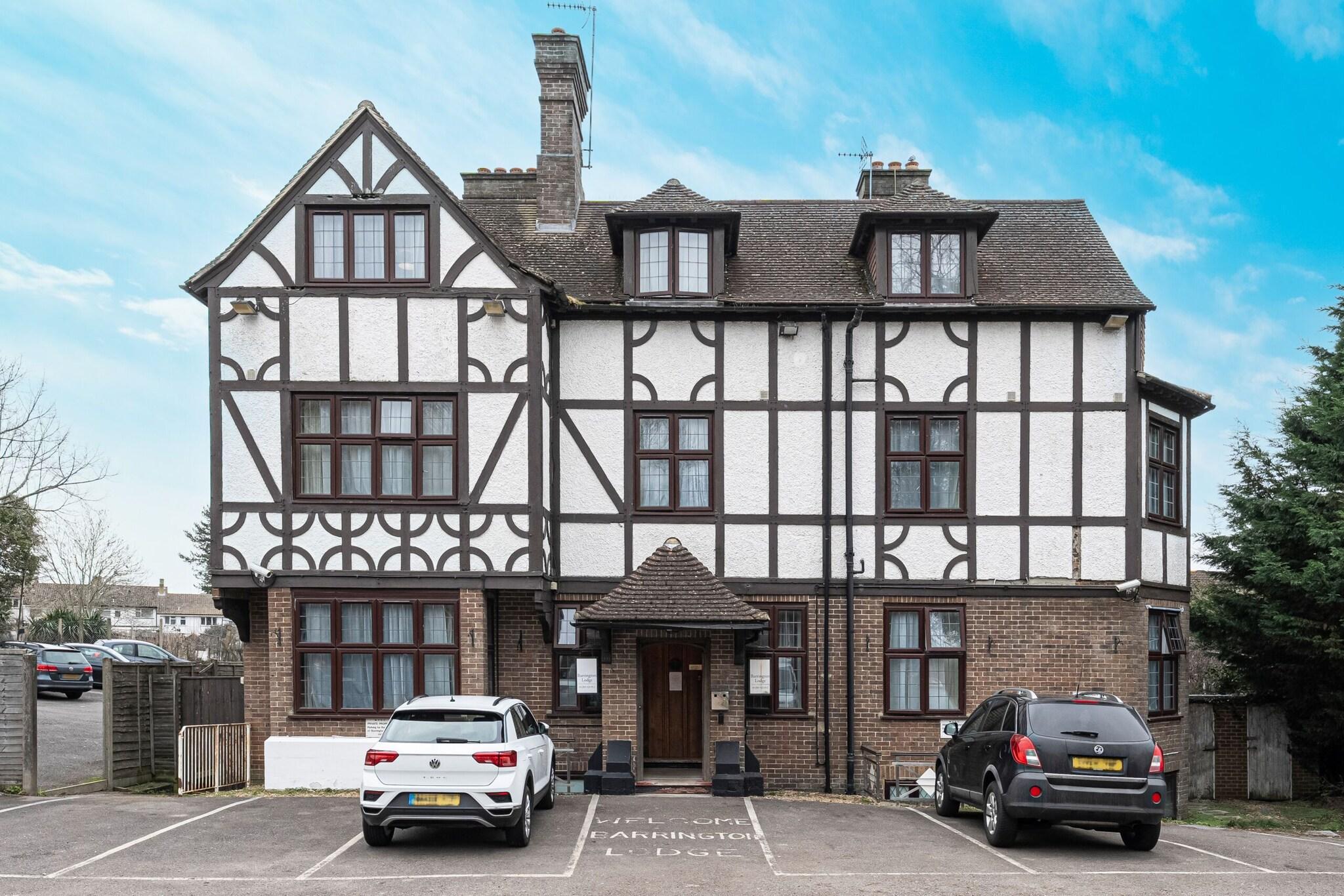 Varios Barrington Lodge