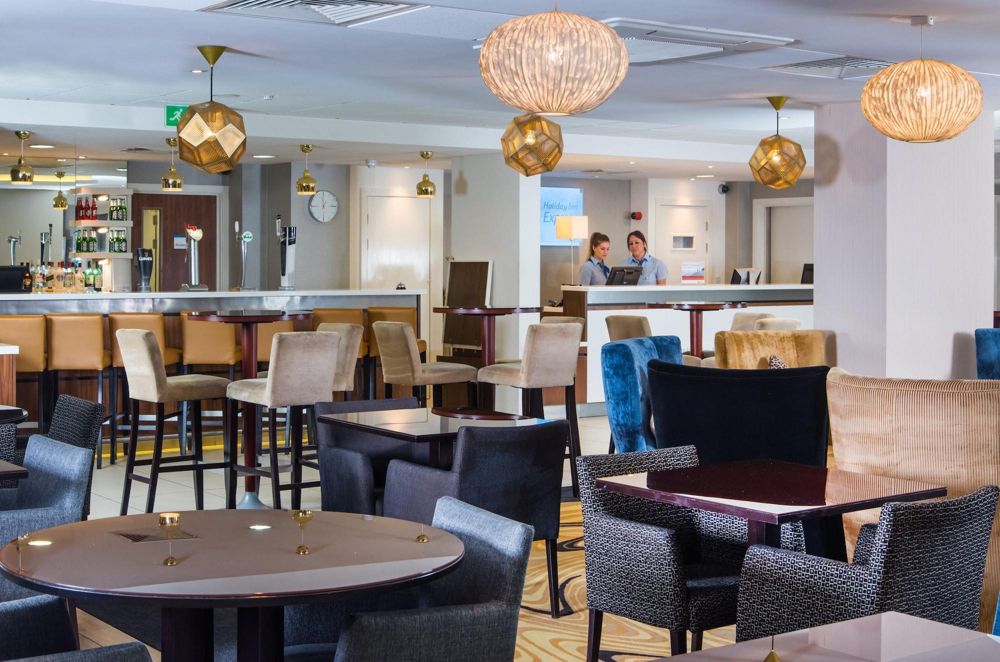 Restaurant Holiday Inn Express London - Wimbledon South by IHG