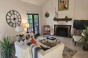 Alojamiento - Relax in Style at This Airy 3BR/2BA Retreat with Outdoor Oasis