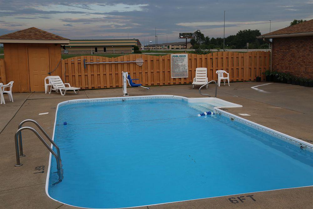 Vista da piscina Marion Airport Inn & Suites