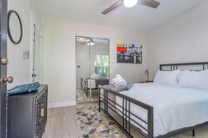 Alquiler Vacacional - Hidden Hilltop Manor, Chic 3BD w/ Outdoor Oasis and parking, Centrally located