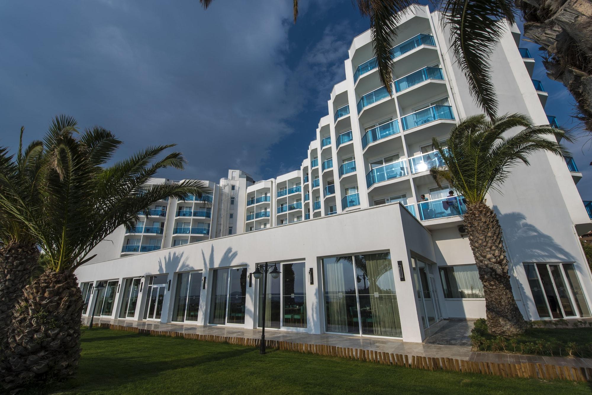 Vista Exterior Le Bleu Hotel & Resort