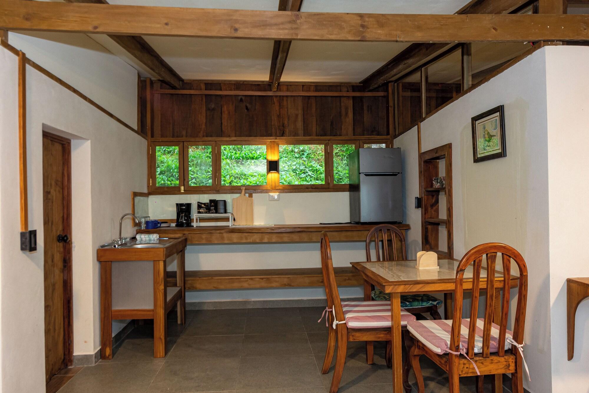 Equipamiento de Habitación Bhoga Forest Orosi