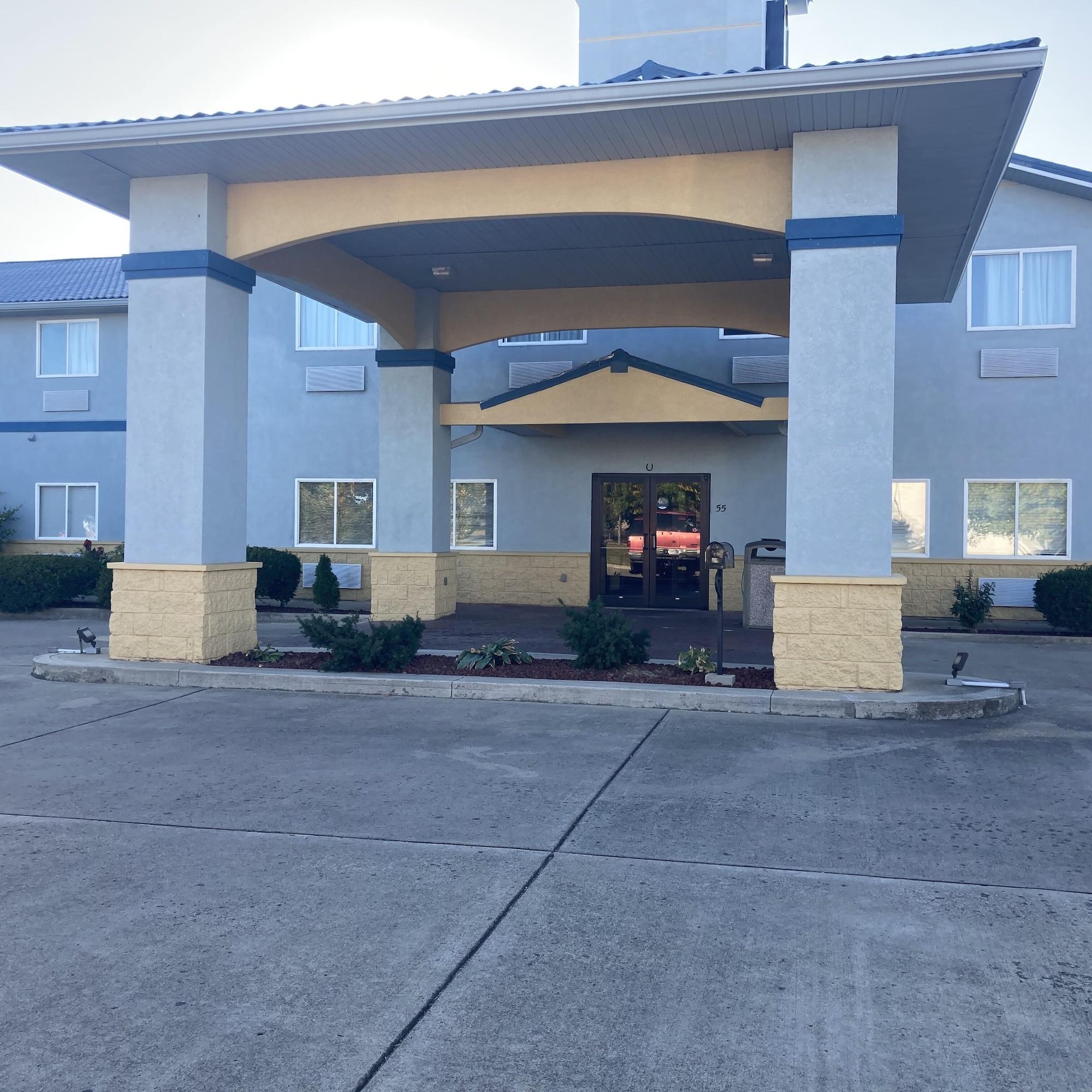 Varios Super 8 by Wyndham Martinsville