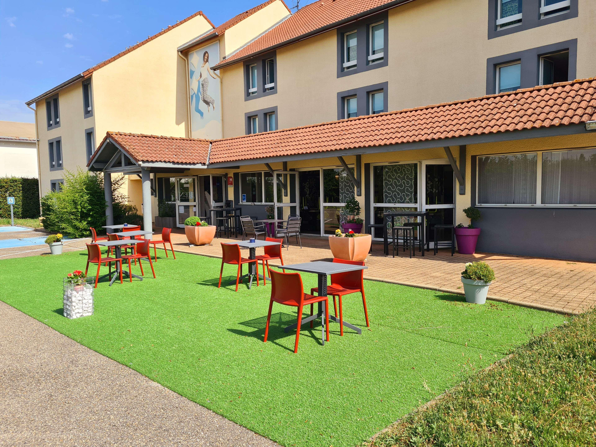 Vista Exterior Kyriad Lyon Est - Saint Bonnet De Mure