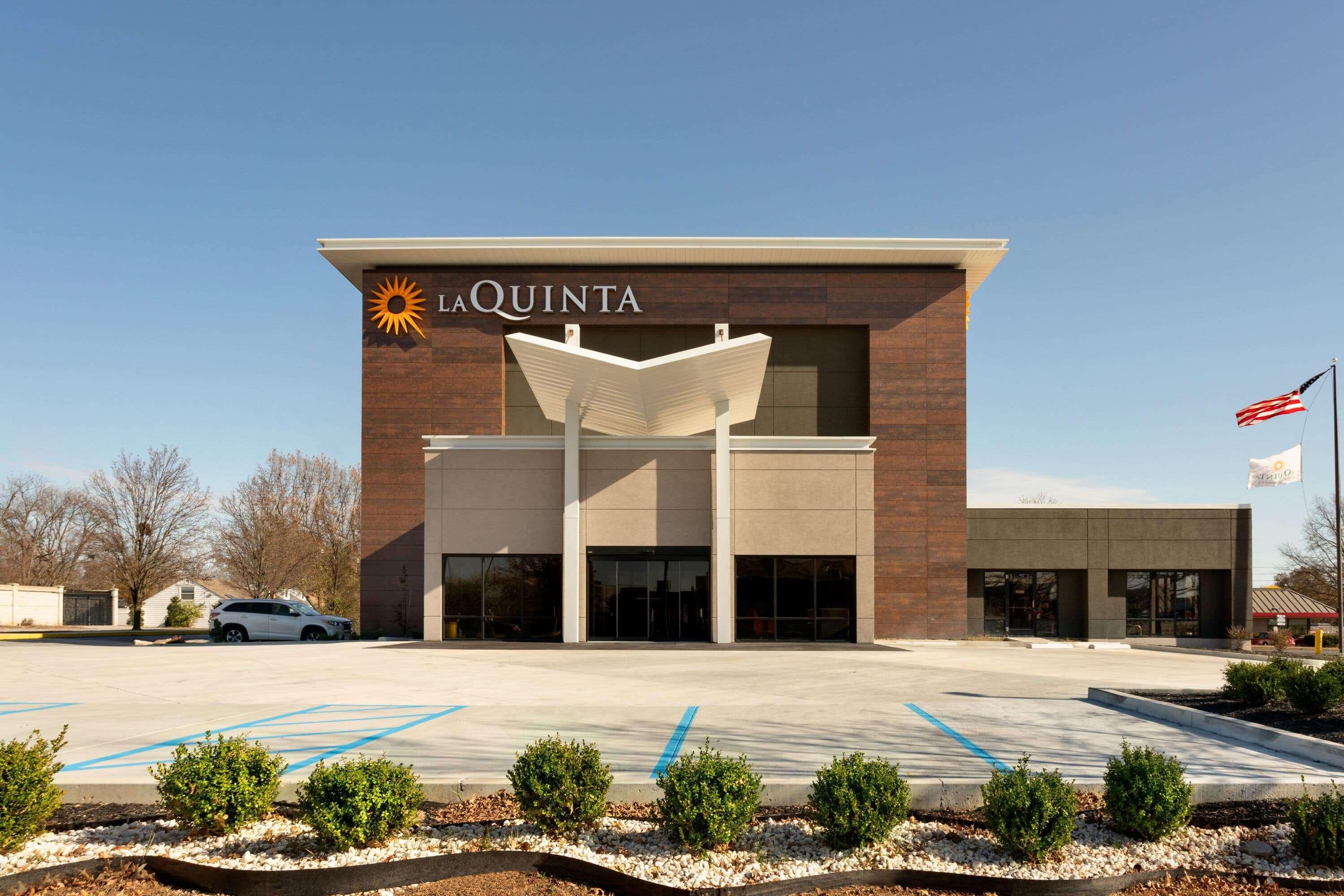 Vista Exterior La Quinta Inn & Suites by Wyndham St Louis Route 66